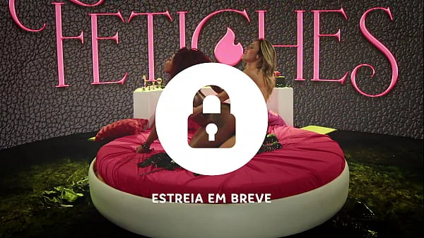 A morena ficou molhadinha no quarto do fetiche