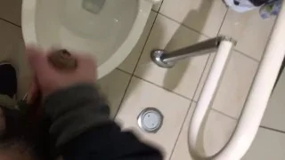 家まで我慢出来なくてトイレでヤッちゃいました